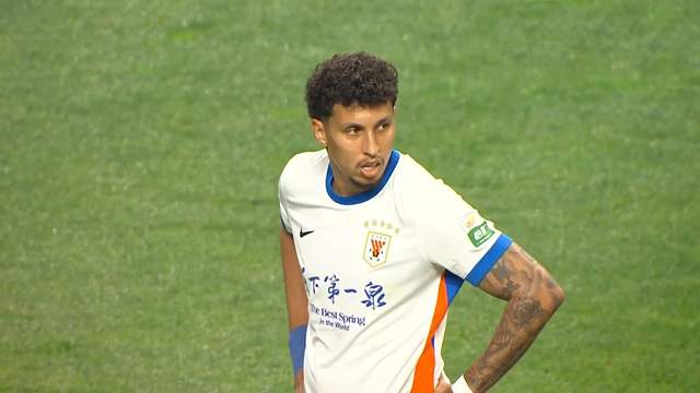 韩鹏浪费阵容深度，落后上后卫 泰山队一套主力踢到底 不敢换克雷桑