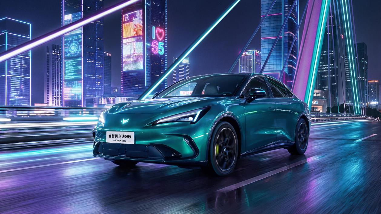 同级领先城区NOA，极狐全新阿尔法S5预售补贴价11.28万起