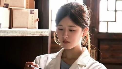 资本垄断剧本、AI替代编剧的困境下，95后顶流花自己下场开了灶