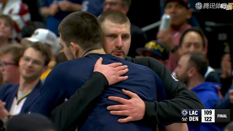 快船憾负！哈登25+5+9，赛后哈登转身走入通道，约基奇抱住祖巴茨