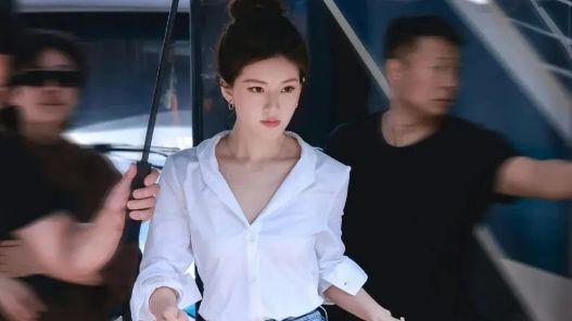 白衬衫怎么穿不呆板，三个小改变让基础款变时髦
