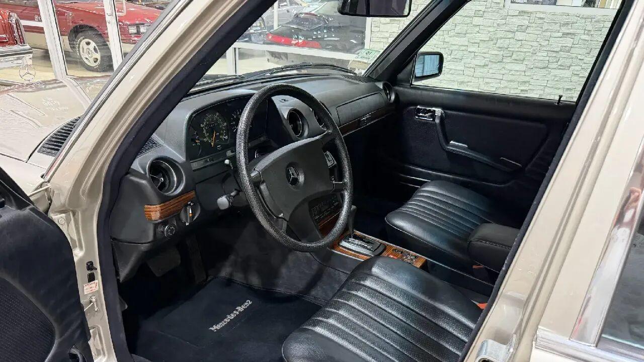 1985年奔驰 300D Turbo：里程比卡罗拉还低，原厂轮胎至今未换