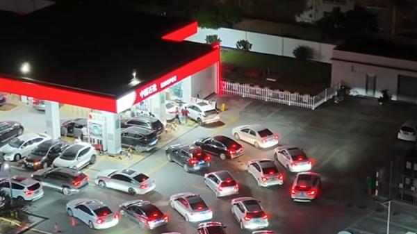 明日国内油价迎开年最大涨幅！网友实拍多地加油站排长队