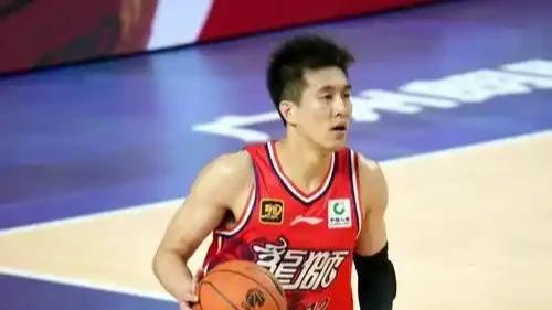 球迷蹲守龙狮VS上海就等郭艾伦，结果他全程坐冷板凳