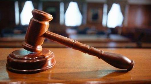 广东一男子被传唤至派出所接受询问，拒不配合，自行解开询问椅束缚装置，踢踹铁闸门，并咬伤一上前控制的辅