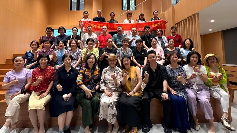 暨南大学举行退休教授香文化交流活动 唐小玲以冷凝香为载体推动中华优秀传统文化融入当代生活