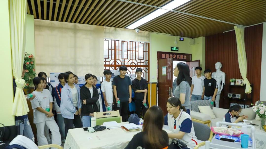 清远连南三排镇学子到广州市轻工技师学院研学
