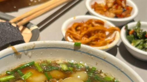 长沙白粒丸，米浆搓成小圆子煮酸菜汤