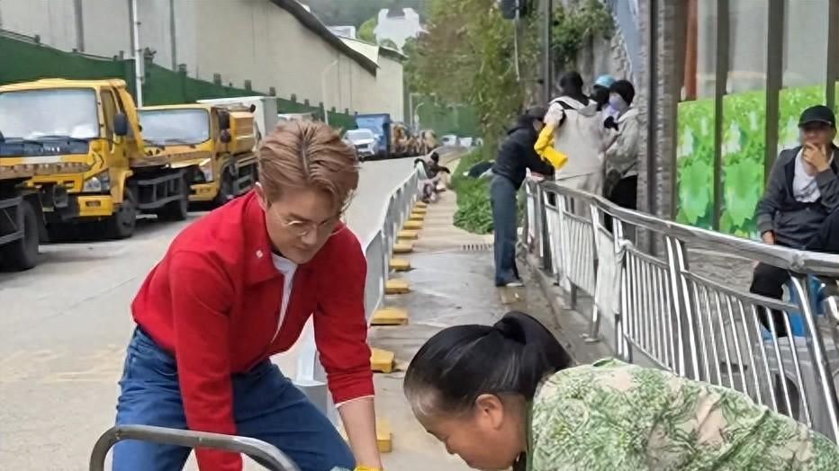 歌手吴克群闪现深圳闹市