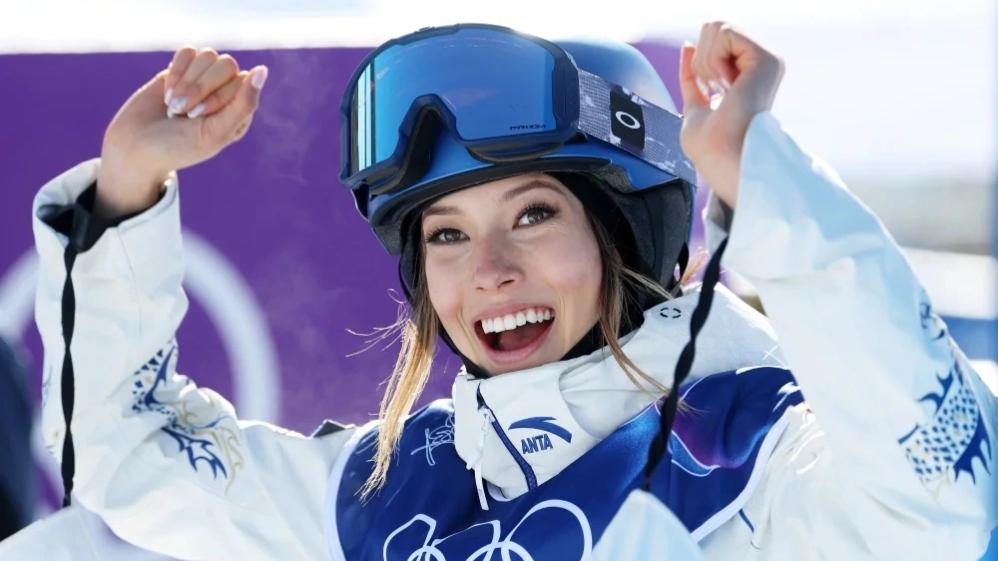 米兰冬奥会速览，金银铜牌全记录，最新奖牌榜，谷爱凌0.38之差摘银，韩梅速度滑冰排名13