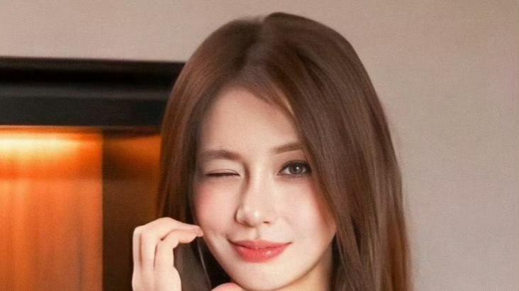 冻龄神颜！Angelababy复刻早年混血浓颜，冷调烟熏妆掀千禧美学热潮