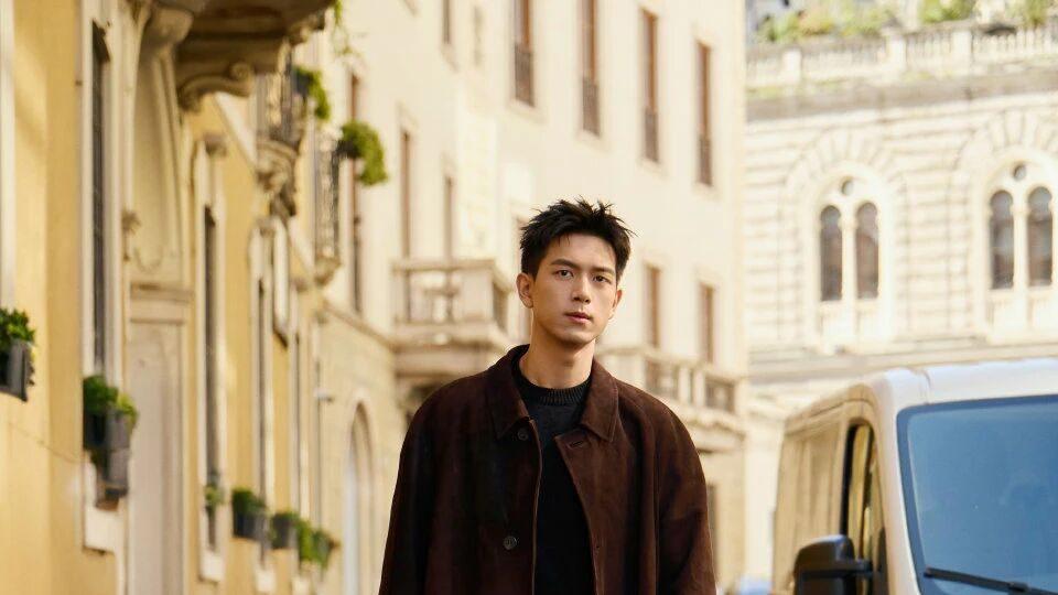 想当“叔圈天菜”？麂皮，才是中年男人油腻与质感的终极分水岭