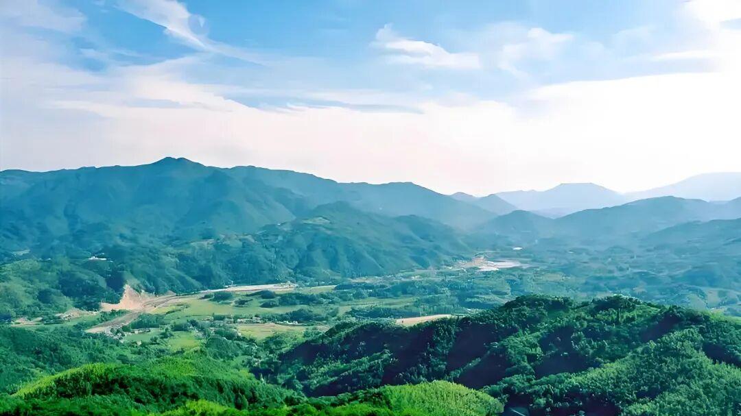 七律·狂歌独对青山远