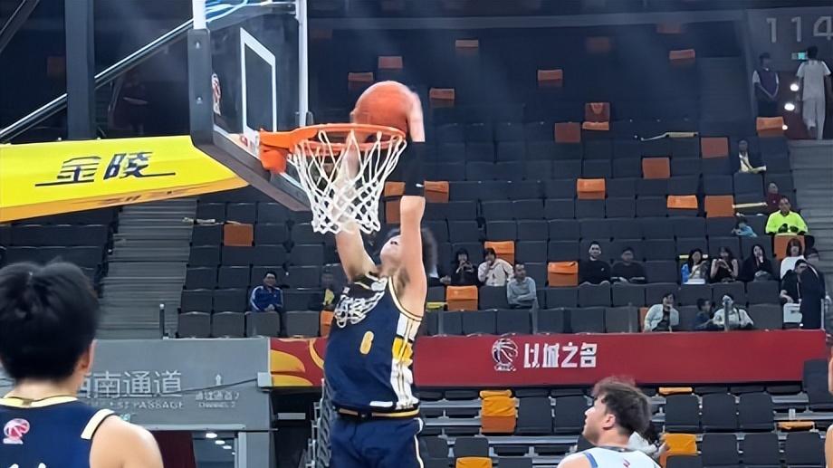 唏嘘！昔日潜力锋线，如今却连潜力赛都没资格打了，粤迷：赶紧走吧