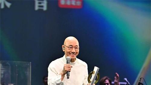 卢冠廷获《第47届十大中文金曲》至高荣誉「金针奖」 台上感激太太唐书琛 ：有你陪着我走 我才有今天