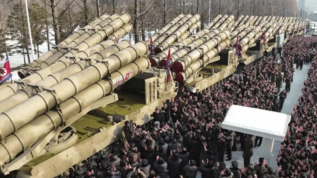 日本部署远程“导弹”，不到24小时，朝鲜连发10枚超远火箭炮，信号强烈！