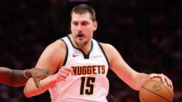 WNBA超星表白约基奇！克拉克：连续两季场均三双，不可思议