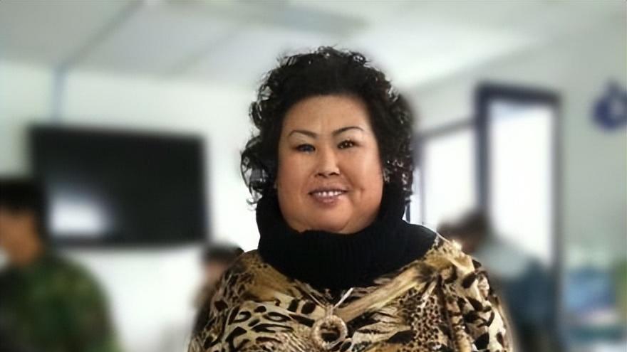 去世五年后才人被发现：那个一巴掌打哭你的“富婆专业户”，悄悄走了