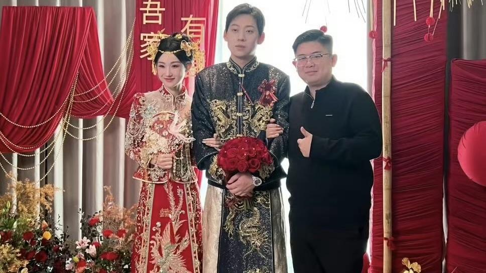 从《绿色》到婚纱：陈雪凝的浪漫婚礼，你的酒馆终于为她开了门