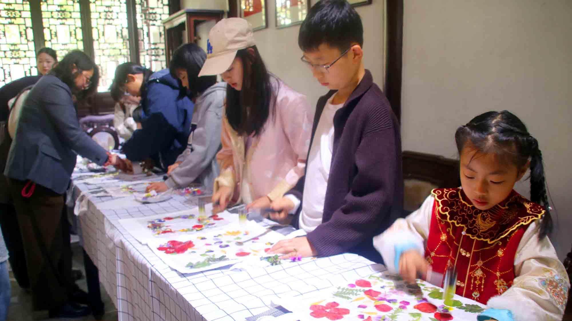 江苏苏州：可园举办“植物拓印”帆布袋活动 手作之美传新风