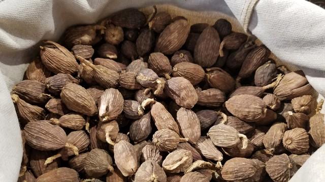 炖肉时，“最入骨”的3种香料，2斤记得放1克，肉香骨头香