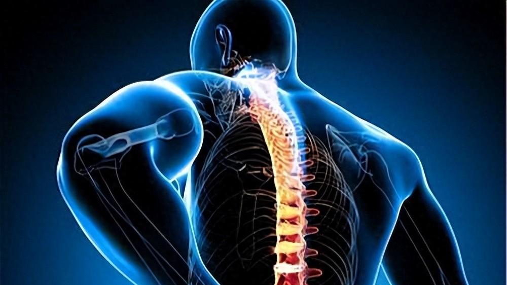 腰不疼就代表腰椎健康？年轻人腰突从不硬疼，这5个习惯最伤腰