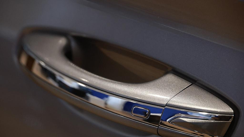 重磅落地！汽车门把手新规实施，全隐藏式遭严控