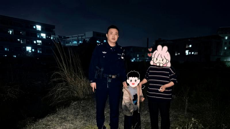 5岁男孩走失被困危险区域，民警小心翼翼将其带离危险地带