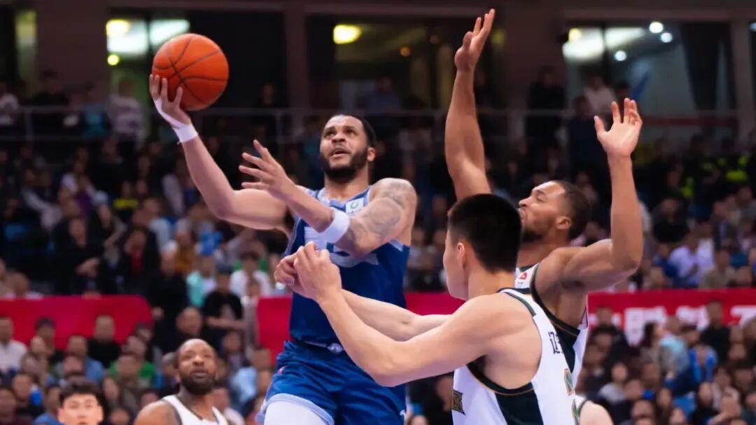 惜败青岛队第二天！辽篮收三惊喜，乌戈指导成赢家