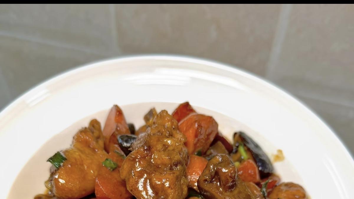 香菇烧鸡，暖透三餐的家常硬菜，嫩滑鸡肉裹着浓郁汤汁，一口沦陷