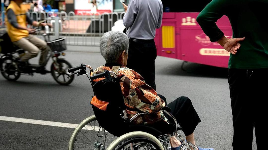 回娘家独自照顾瘫痪母亲4年，母亲去世后，我才发现：亲情在利益面前有多么现实