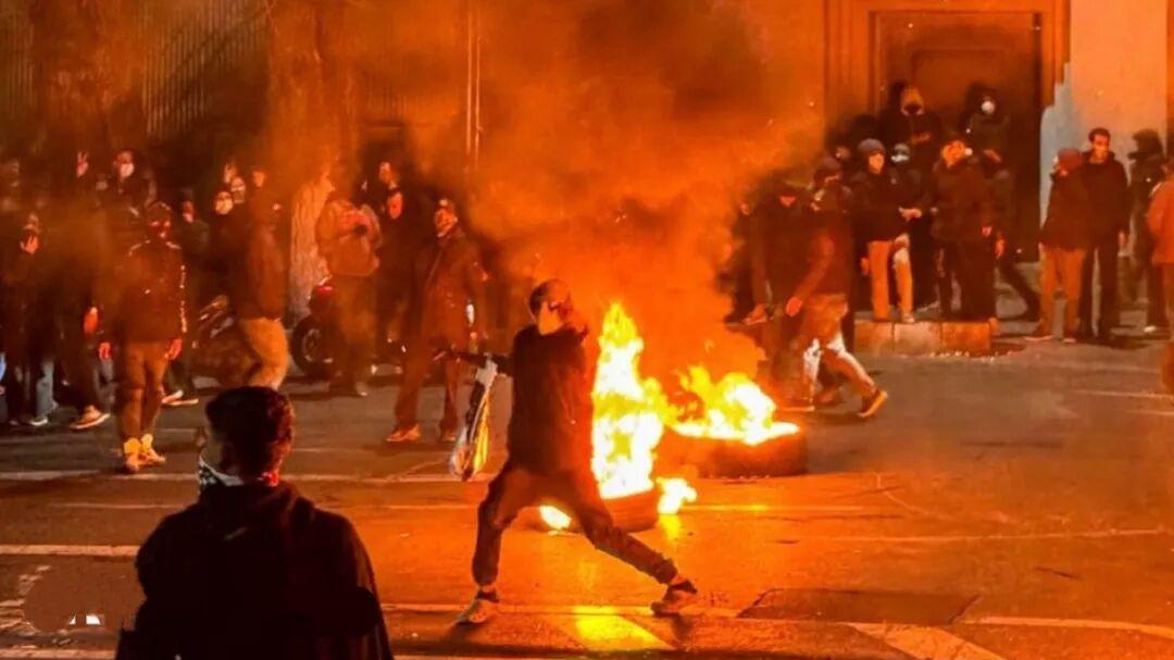 从抗议到全面管控：伊朗局势的关键转折