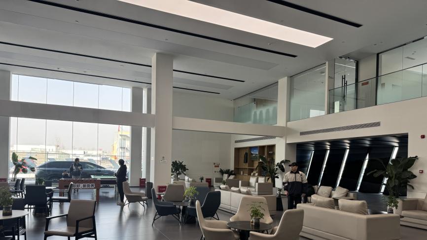 “这里不像4S店，更像一个放松的空间”——我的腾势看车实录