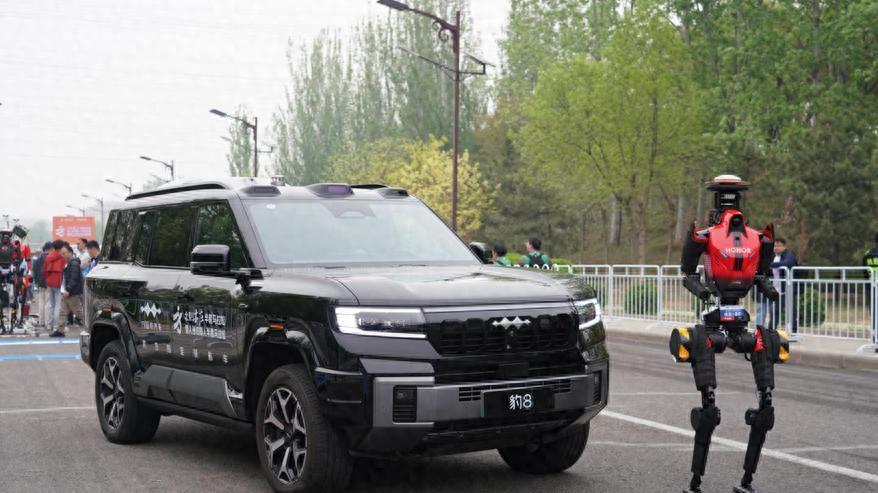 人机共生奔跑！方程豹探索出行新未来
