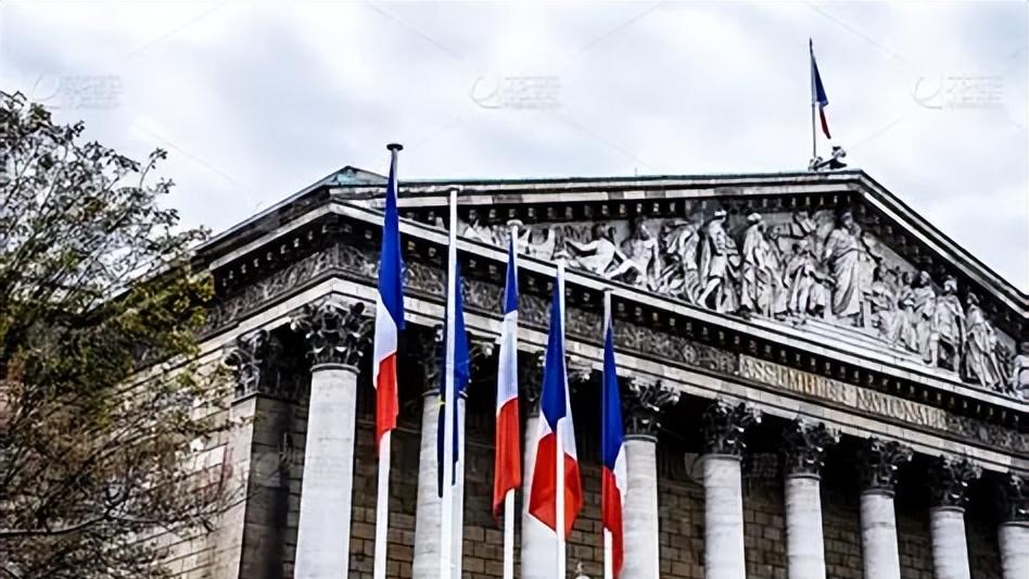 马克龙宣布新计划 2026 年起法国禁止 15 岁以下学生在校使用手机