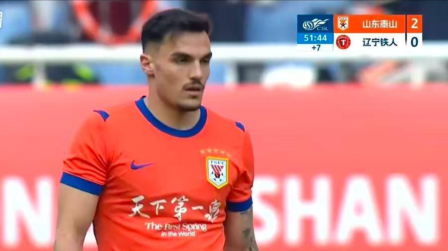 京鲁大战：暗示阿尔瓦罗会送点？名记：他不行，但泰山球迷不认为