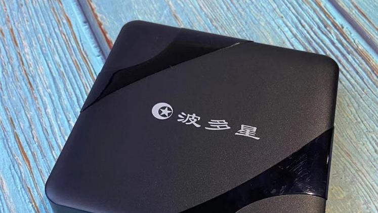 电视后面的小巧机顶盒，可提供比以往更丰富的内容