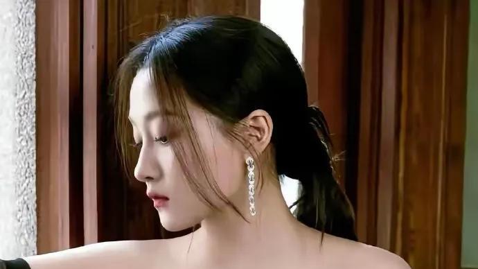 关晓彤深夜被拍去酒吧！穿黑衣戴帽子低调到尘埃，鹿晗护妻方式太绝