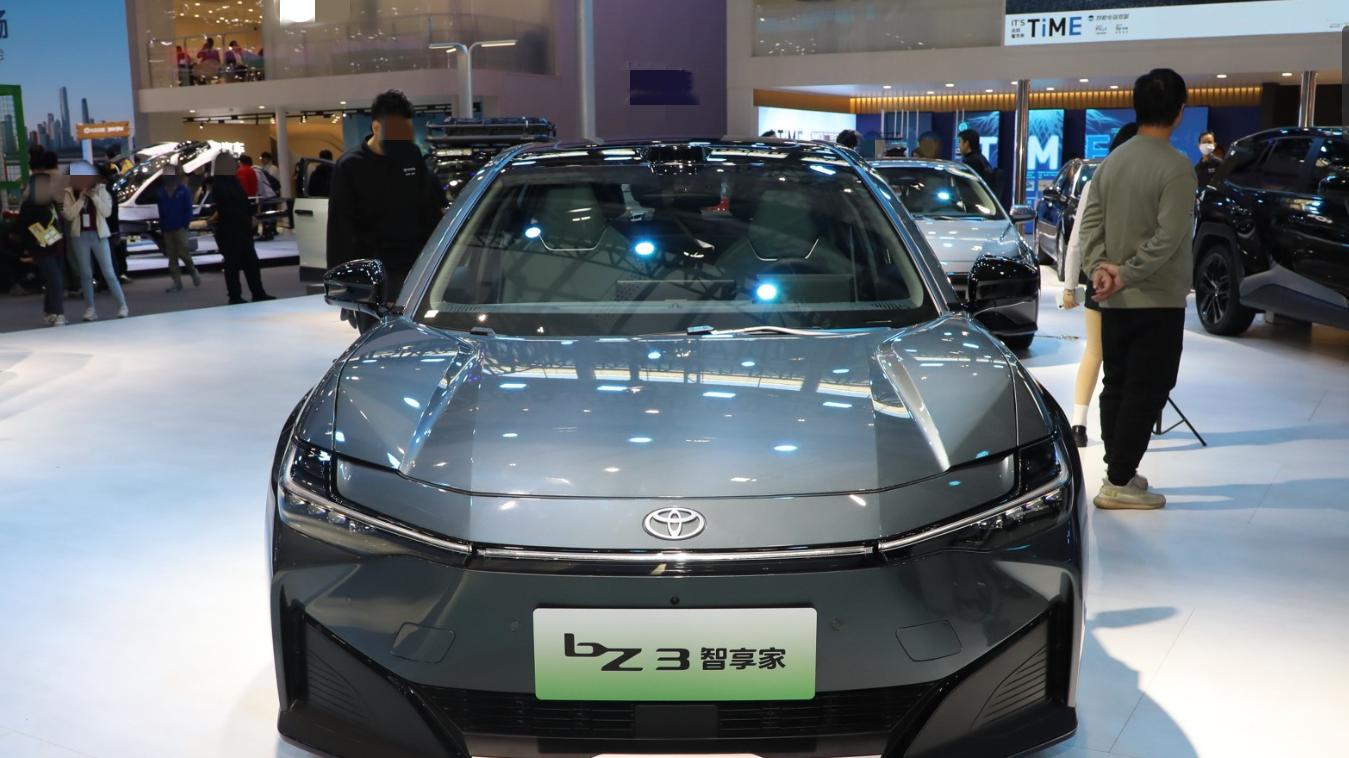 丰田的又一利器，9.38万起的纯电中型家用轿车来了！