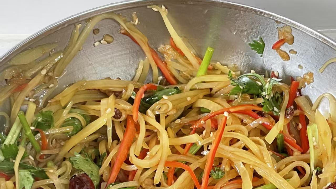 酸辣脆爽土豆丝：刀工与火候的完美二重奏，脆到耳朵都能听见，酸辣开胃，一吃就停不下来