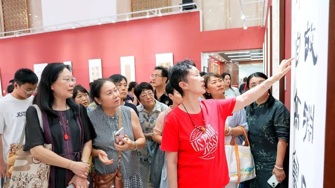 福宝视觉 | “惠风——何应辉书法工作室作品交流展”在四川福宝美术馆展出，观众观展热情高涨