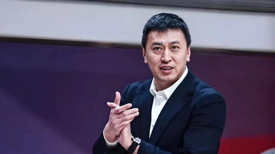 输球又输人！开局仅1分钟就发生冲突，CBA名帅零容忍：两王牌遭DNP