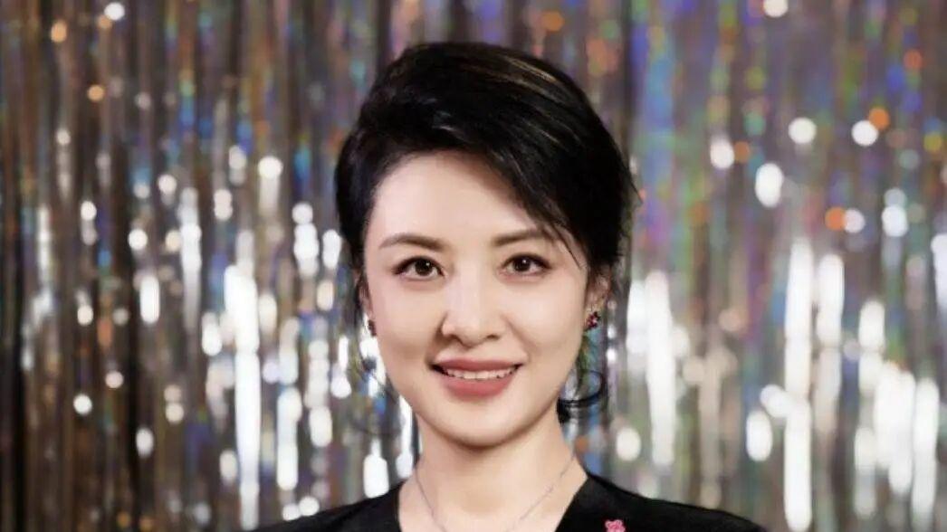 周涛：一婚嫁给主持人，二婚嫁给大8岁商人，如今57岁的她过得怎样？