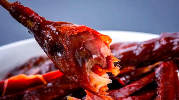 千只酱板鸭投喂野狐 猎奇操作引发争议