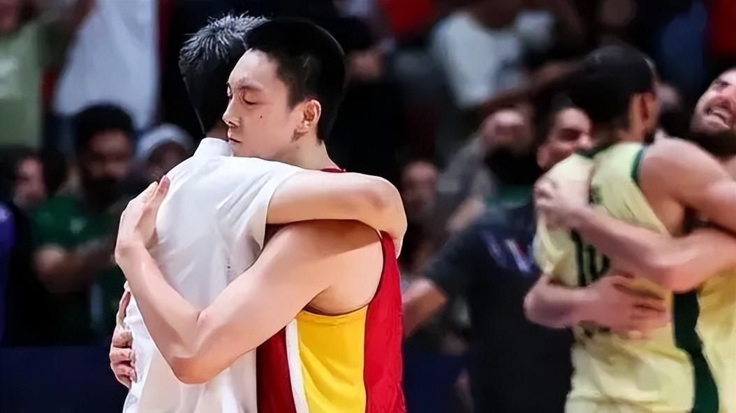 中国男篮抵达马尼拉！下午郭士强率队训练，胡明轩有望进12人大名单