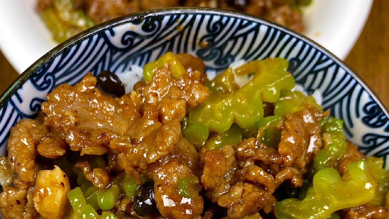 苦瓜炒牛肉：苦尽甘来的夏日清爽美味！