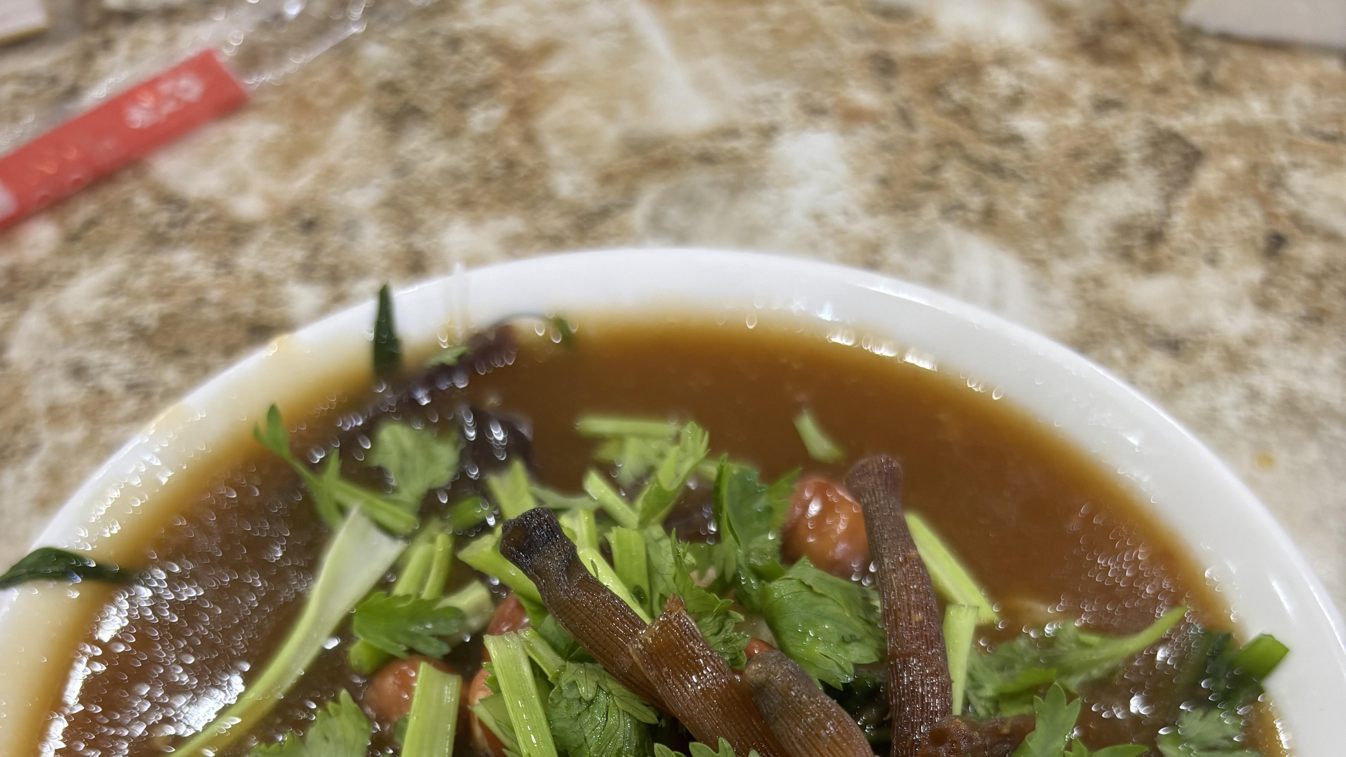 卤汁如琥珀，酸香透山海：一碗陵水酸粉的滋味基因