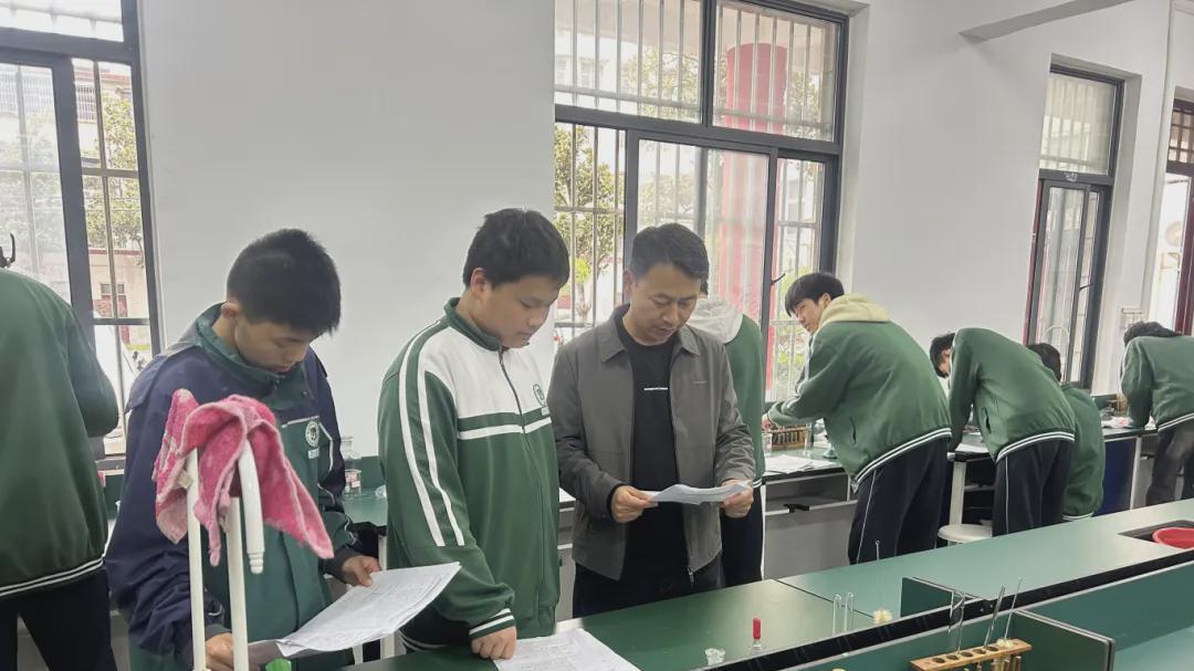 信阳市第一初级中学教师杨传新：用心做教育 用爱筑未来