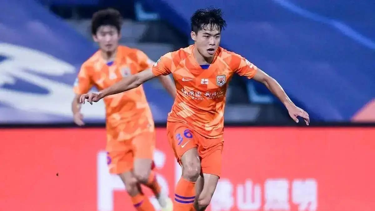 国足新名单暗藏逆袭故事，“青岛姆巴佩”改换门庭