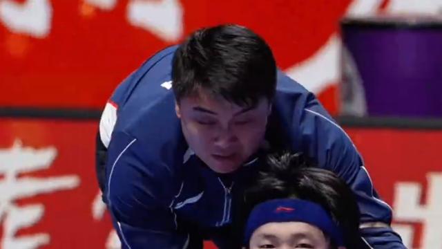 王楚钦训练左腿仍缠满肌贴！马龙许昕前往交流经验 解说盼两将解压大头